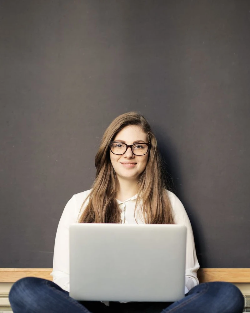Ejecutiva corporativa analizando métricas de rendimiento SEO y conversiones