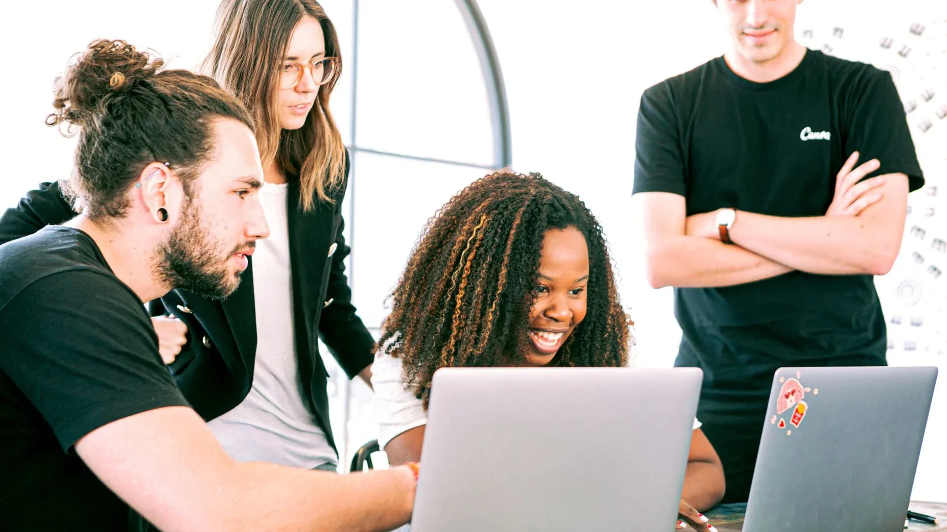 Equipo de la agencia Infinitum optimizando campañas publicitarias de Meta Ads y Google Ads en Venezuela