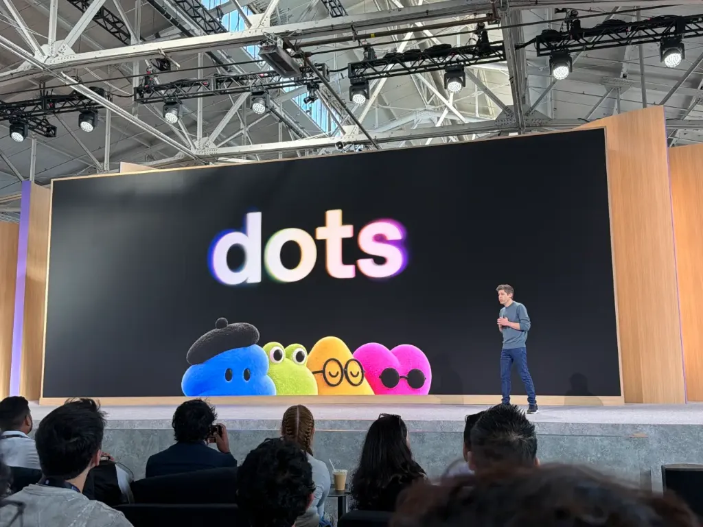 Sam Altman en el escenario del DevDay 2026 de OpenAI presentando los agentes de IA siempre activos Dots