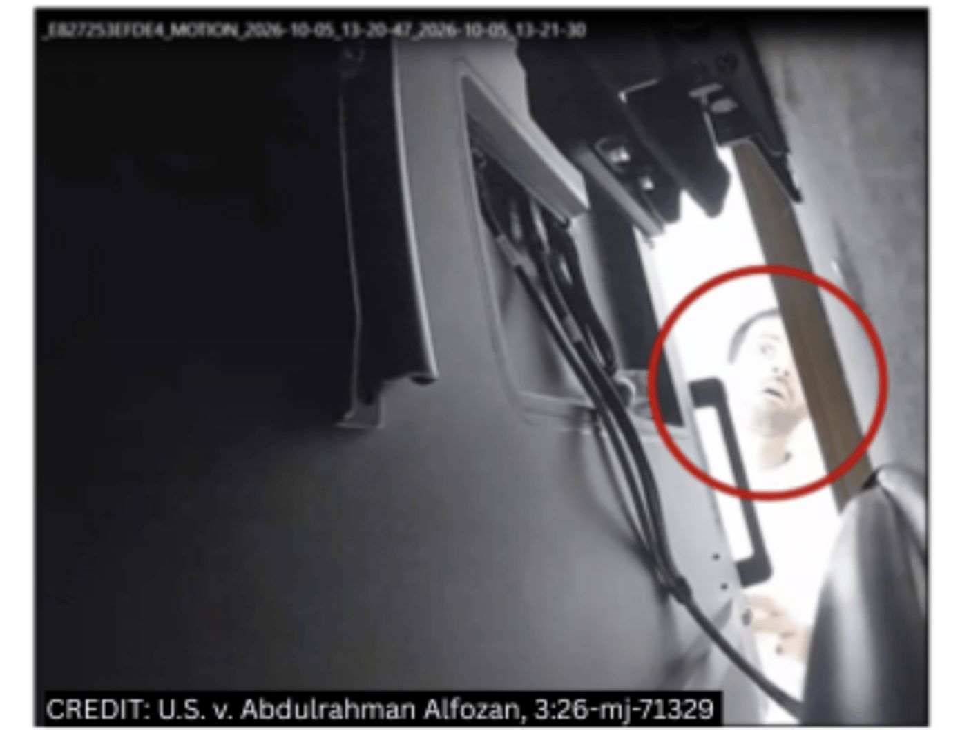 Fotografía de cámara de seguridad CCTV donde se observa al empleado inspeccionando detrás del televisor de la sala ejecutiva