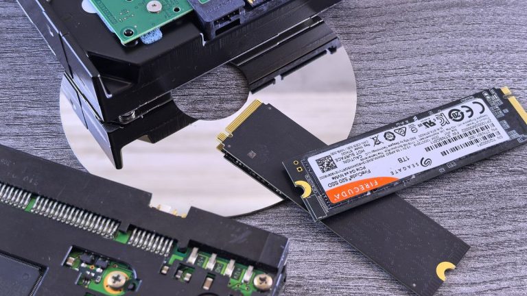 Comparativa de hardware de almacenamiento: módulo NVMe SSD M.2, plato de disco duro mecánico HDD y circuitos electrónicos