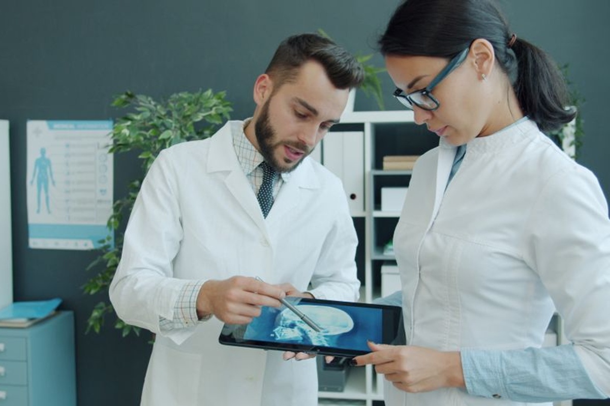 Suki levanta 90 millones para escalar su IA de transcripción médica - Fotografía destacada Infinitum Agencia
