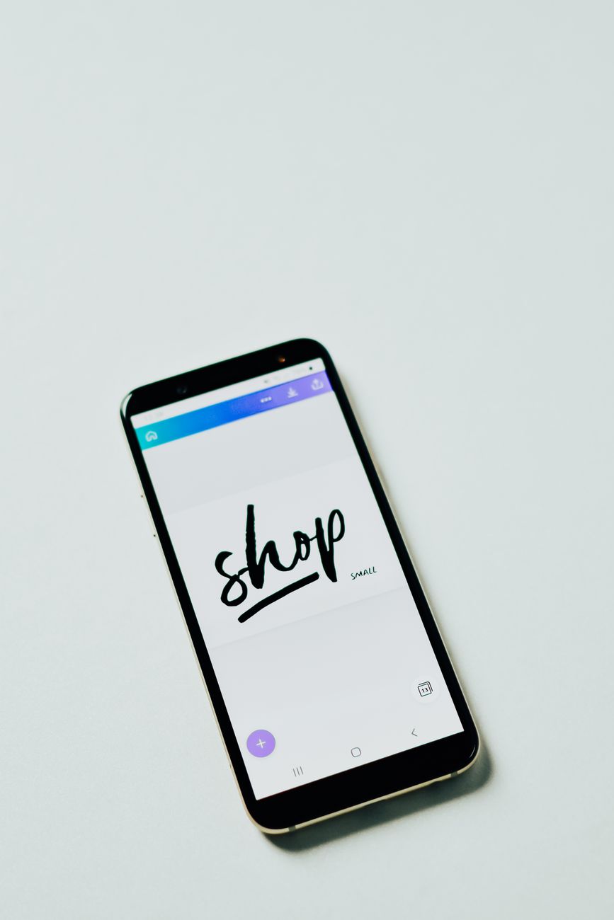 Smartphone con aplicación de compras online y comercio electrónico con inteligencia artificial en 2026