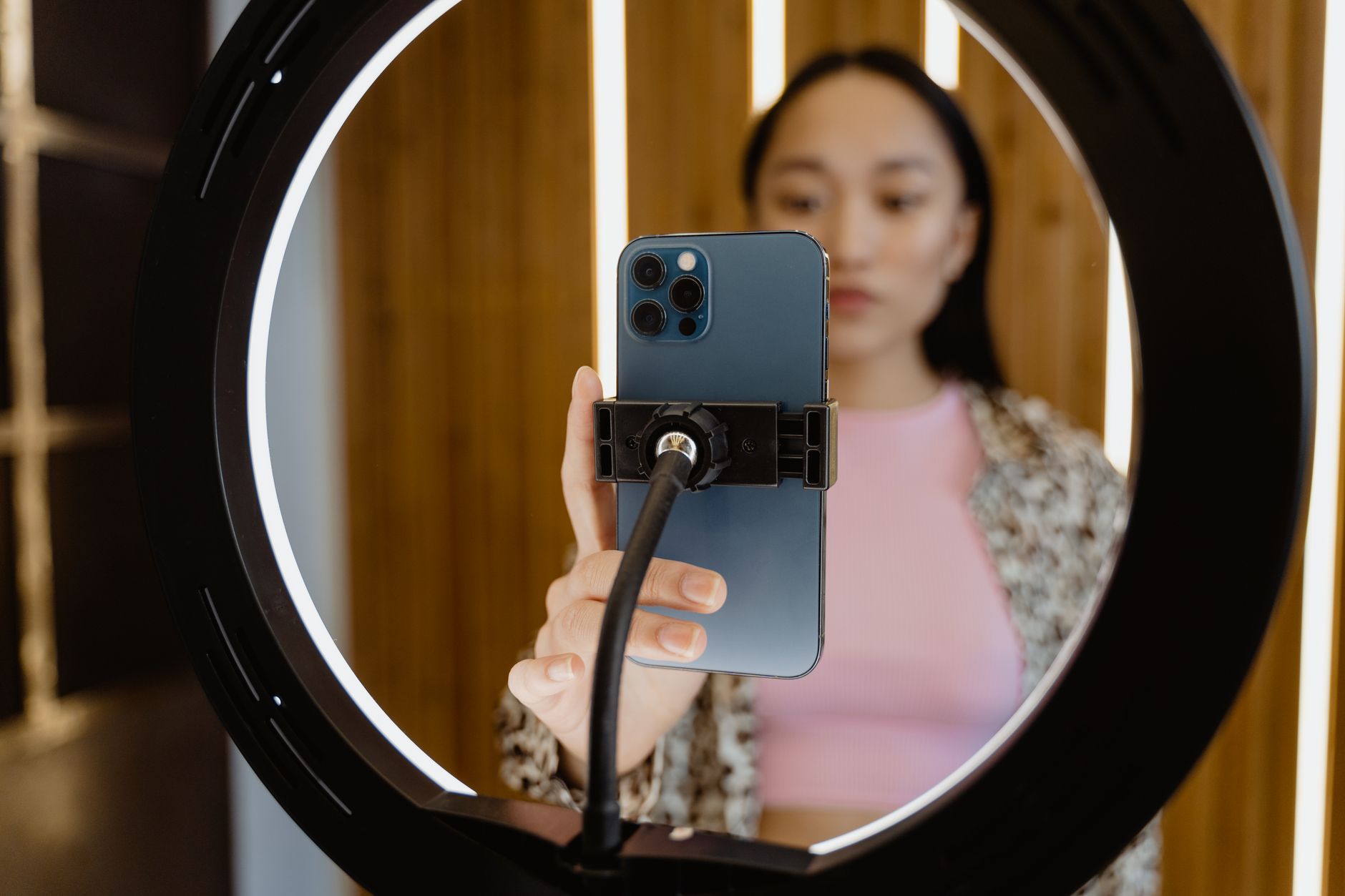 Grabación de un video vertical original con smartphone para YouTube Shorts de una empresa