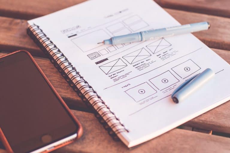 Plan de marketing digital con notas y bocetos en papel y bolígrafo.