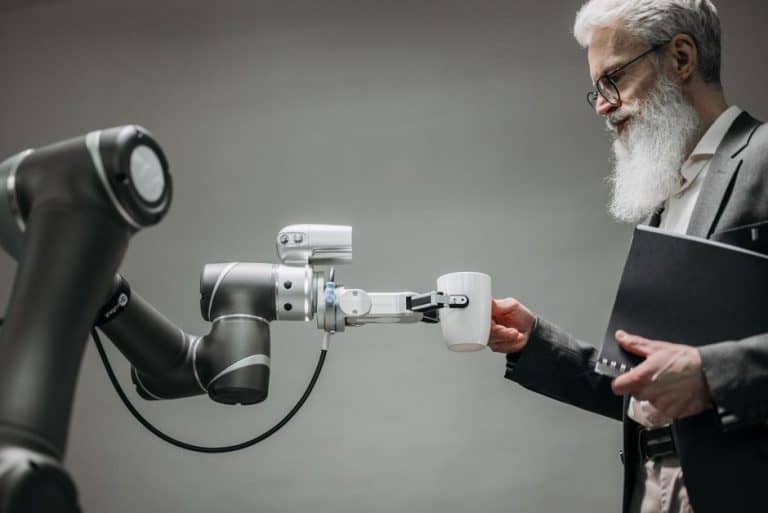 Experto en marketing digital interactuando con robot en oficina moderna.
