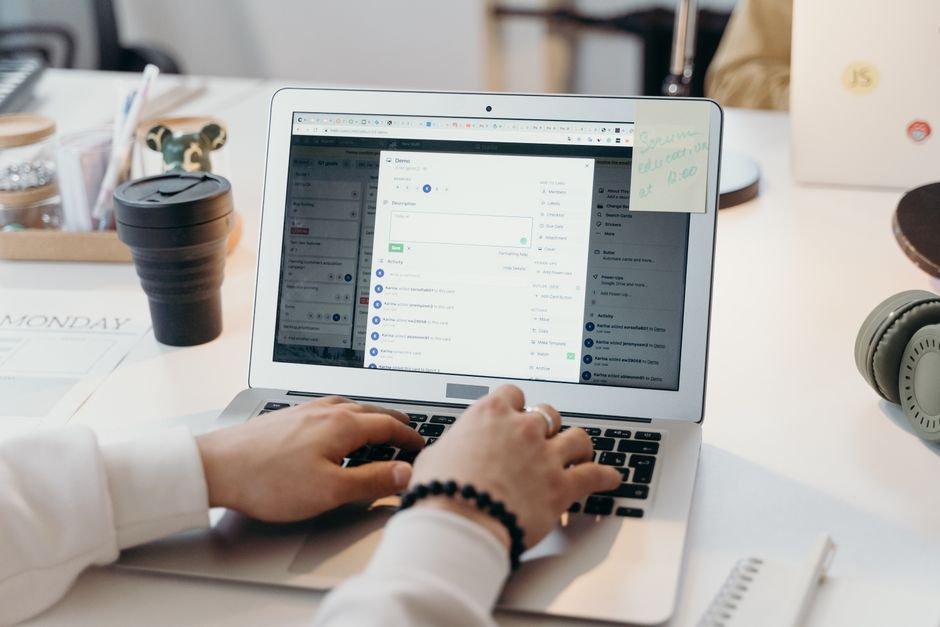 Configuración y uso de Roundcube Webmail para correo corporativo profesional en laptop y oficina
