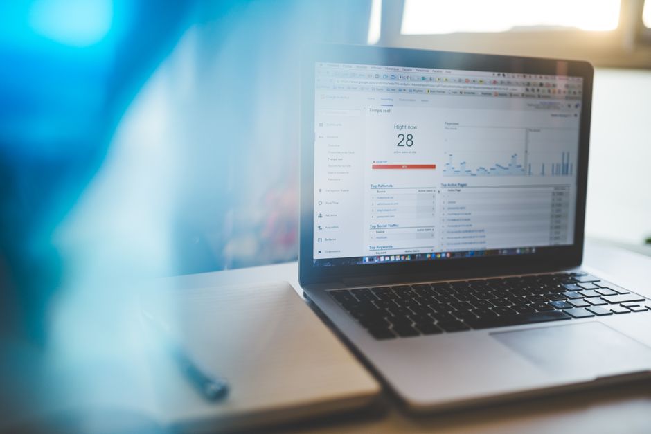 Dashboard de analítica y reporte SEO en pantalla de computadora para empresas - Infinitum