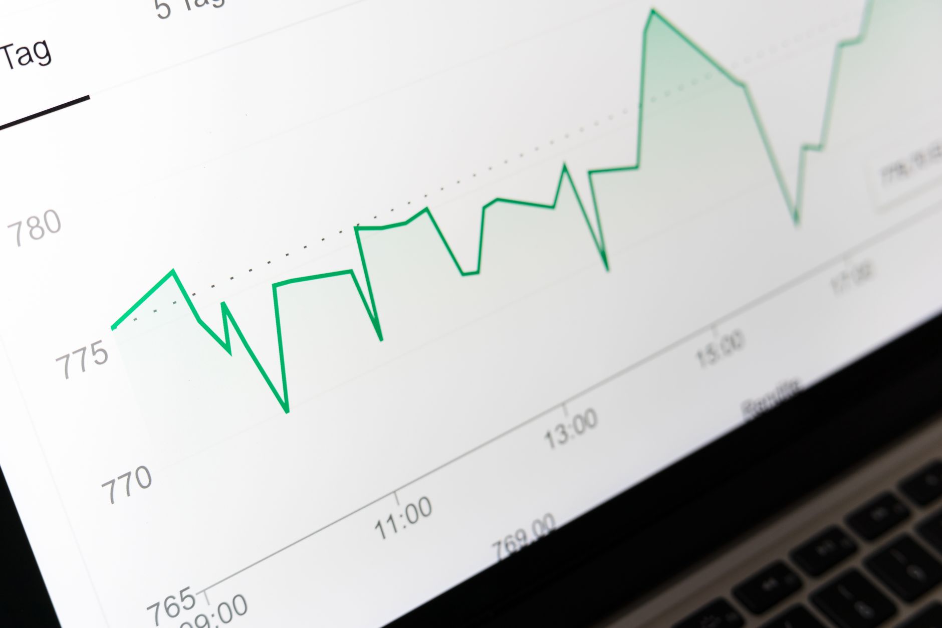 Pantalla de análisis y búsqueda digital representando el impacto de Google AI Overviews según Comscore