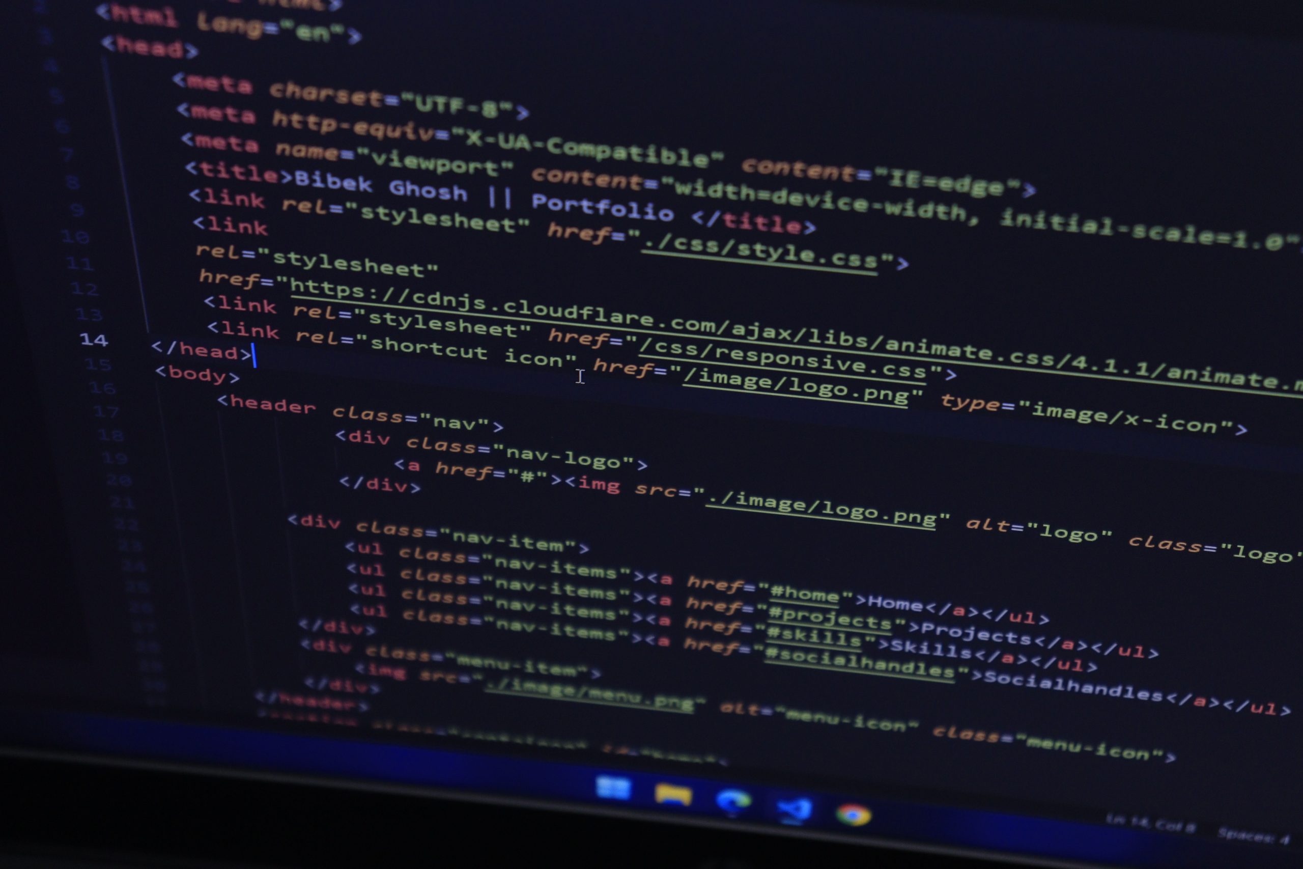 Código HTML en pantalla de monitor con etiquetas semánticas y metadatos para optimización SEO e inteligencia artificial