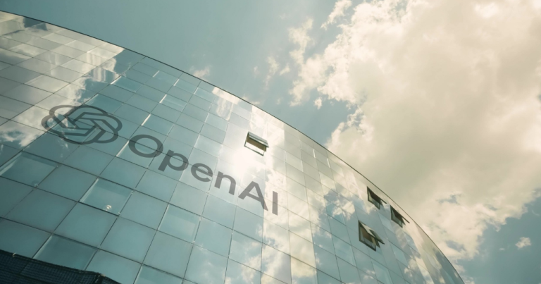 Edificio corporativo de OpenAI reflejando el cielo, representando la expansión publicitaria visual en ChatGPT